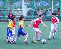 足球是一项团队运动项目，小朋友们从小可以学习团队协作