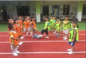 泉州幼师附属幼儿园开展“体验足球，快乐成长”的活动