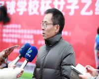 顺德区足球协会荣誉会长-黄淼先生在开幕式后接受媒体采访
